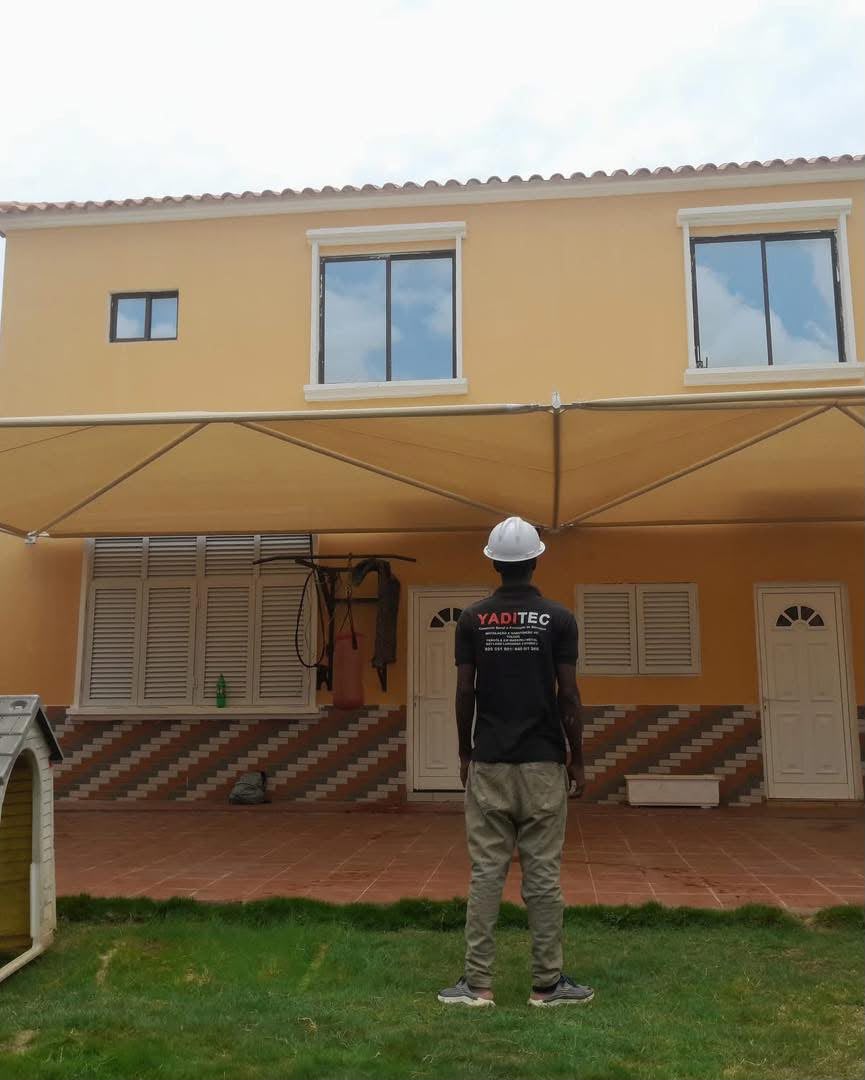 Profissional negra da construção